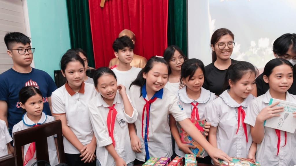 Các bạn nhỏ trường Tiểu học & THCS Phú Minh vui mừng khi nhận được những món quà từ IEE